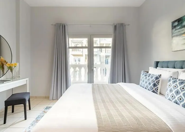 Contemporary 2Br W/ Maid\'S Room At Jvc